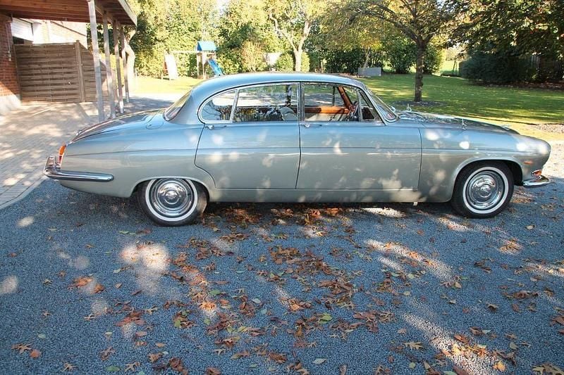 Grün Gebraucht 1966 Jaguar MK X Limousine | 24.500 € - Bild 1/4