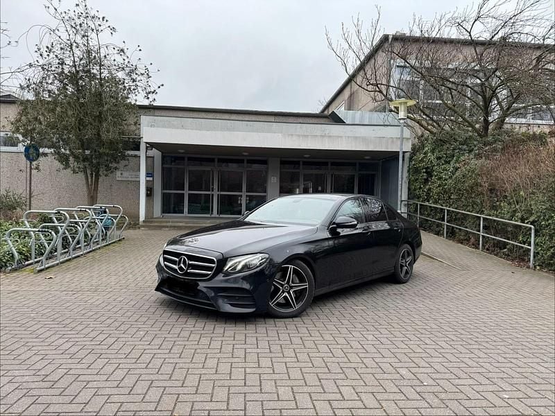 Schwarz Gebraucht 2019 Mercedes E200 AMG line Limousine | 22.500 € (Teuer) - Bild 1/4