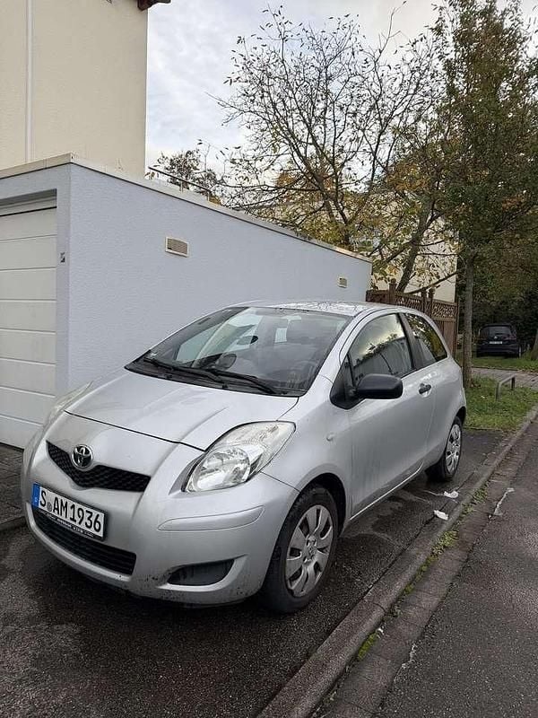 Grau Gebraucht 2010 Toyota Yaris Limousine | 1.700 € (Superpreis) - Bild 1/4
