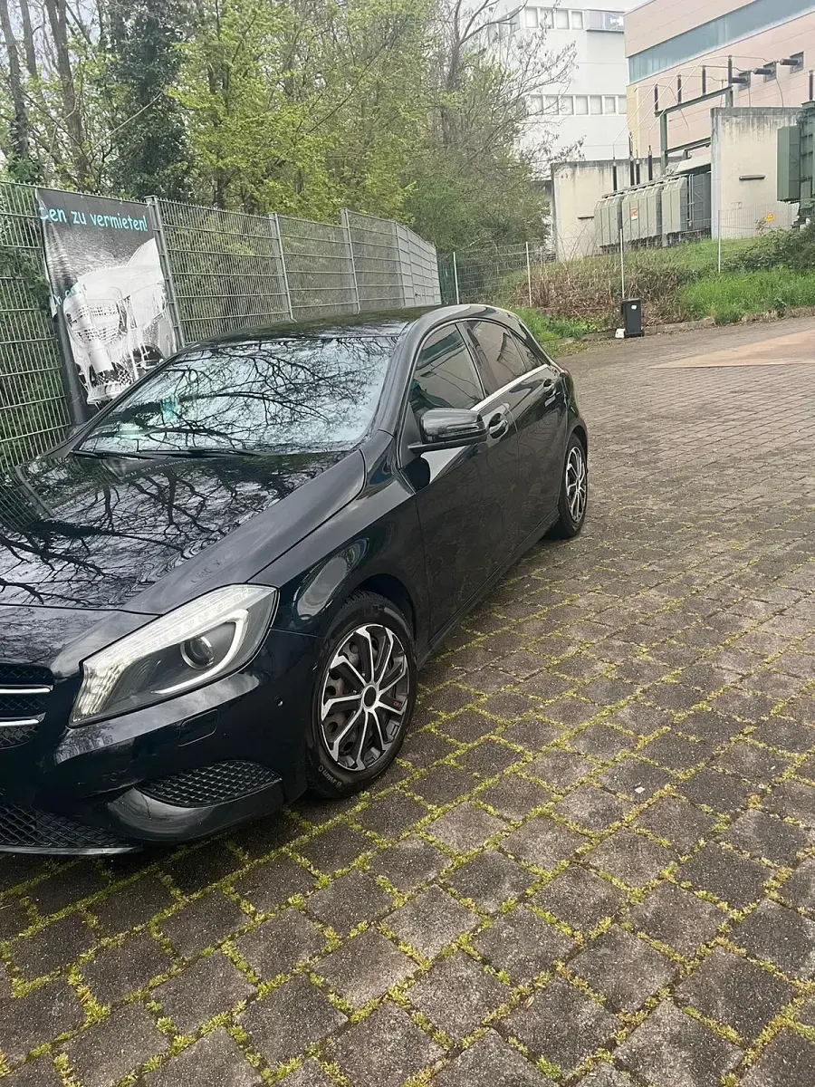 Gebraucht Mercedes A180 122 PS (89 kW) 2015 Schwarz Limousine