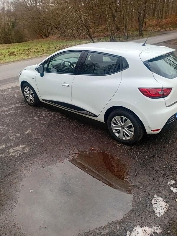 Weiß Gebraucht 2018 Renault Clio IV LIMITED Kleinwagen | 7.700 € (Guter Preis) - Bild 1/4