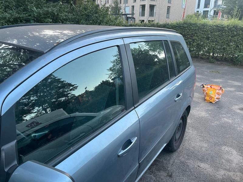 Blau Gebraucht 2009 Opel Zafira Van / Kleinbus | 1.150 € (Superpreis) - Bild 1/4