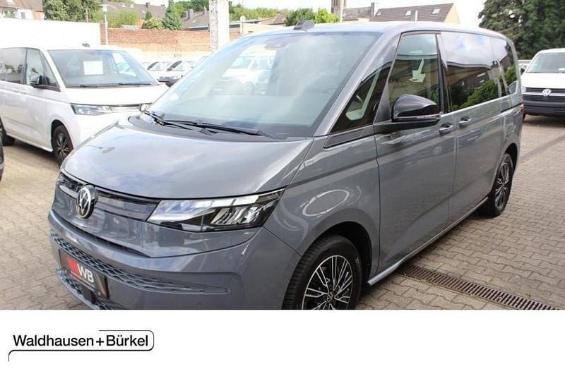 Pure grey (grau) Gebraucht 2023 VW Multivan Basis Van / Kleinbus | 45.950 € (Superpreis) - Bild 1/4