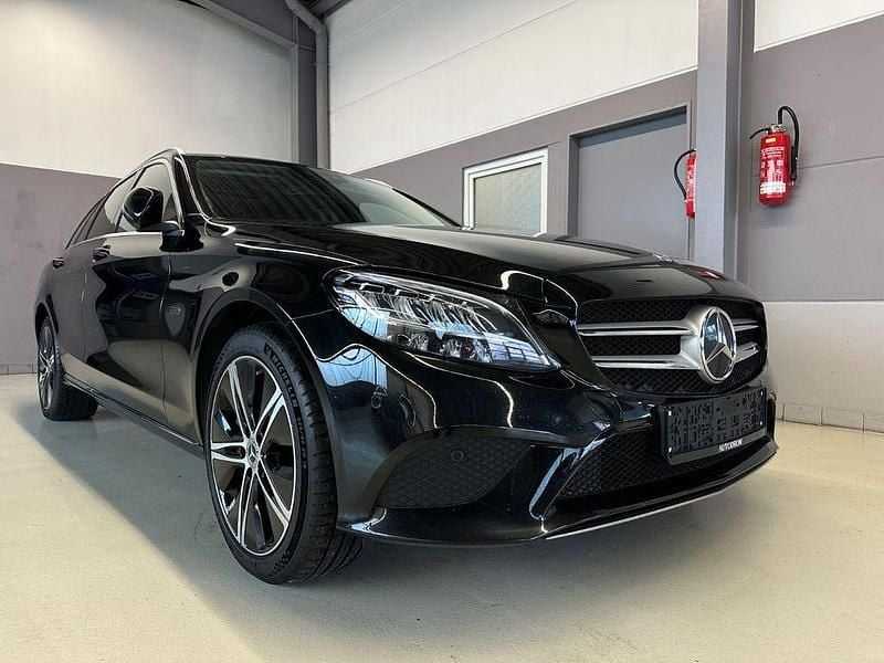 Schwarz Gebraucht 2020 Mercedes C300e Avantgarde Limousine | 18.900 € (Fairer Preis) - Bild 1/4