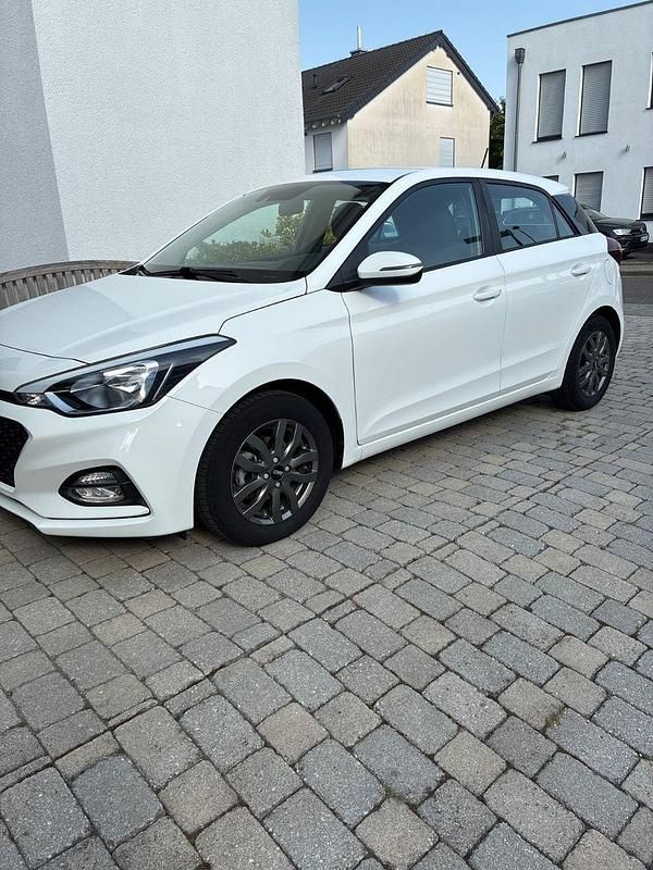 Weiß Gebraucht 2018 Hyundai i20 Active Kleinwagen | 8.900 € (Guter Preis) - Bild 1/4