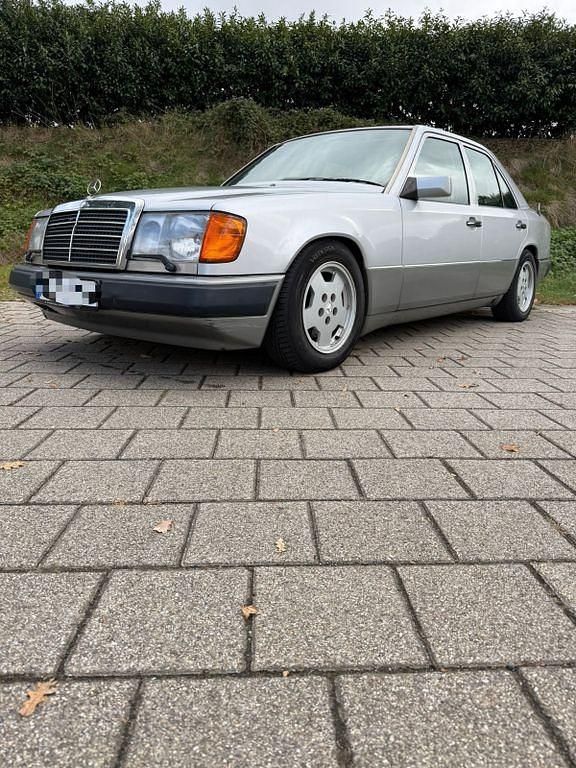 Silber Gebraucht 1989 Mercedes E260 Limousine | 5.450 € - Bild 1/4