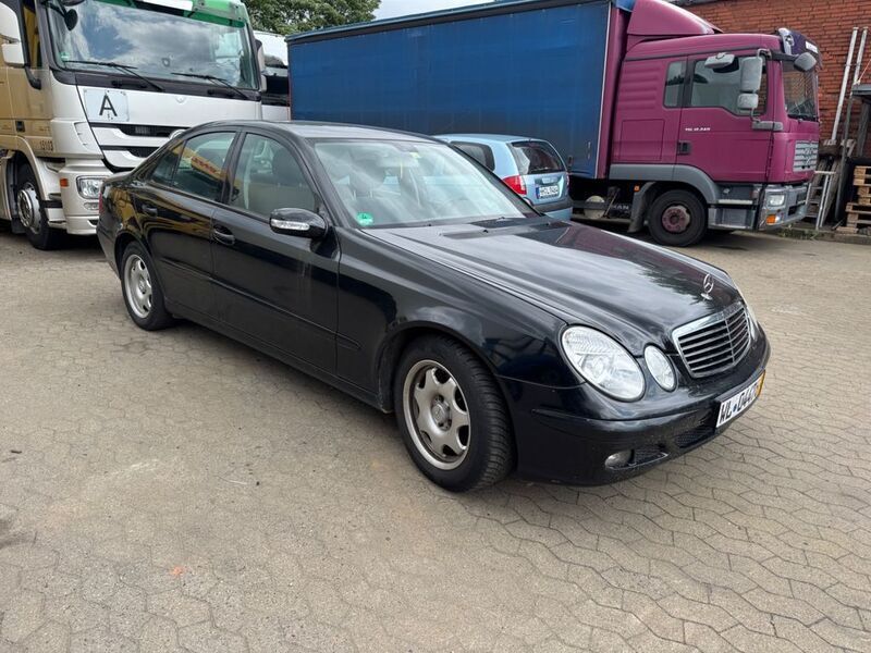 Schwarz Gebraucht 2006 Mercedes E200 Classic Limousine | 2.600 € (Superpreis) - Bild 1/4