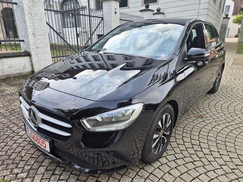 Schwarz Gebraucht 2022 Mercedes B180 Van / Kleinbus | 19.999 € (Superpreis) - Bild 1/4