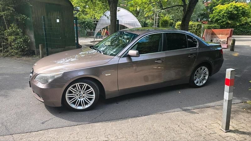Braun Gebraucht 2006 BMW 525 Limousine | 4.500 € (Fairer Preis) - Bild 1/4