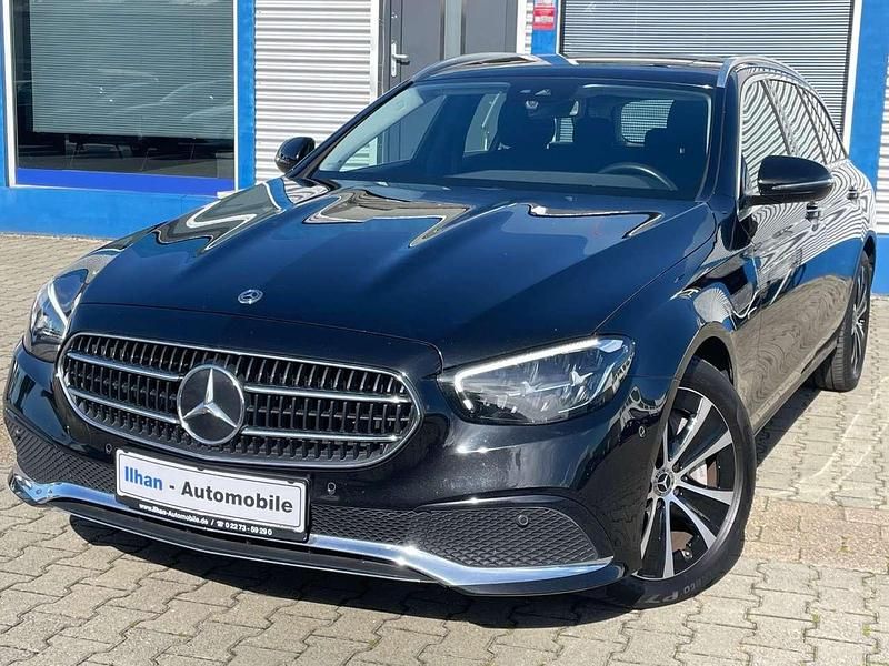Obsidianschwarz Gebraucht 2021 Mercedes E300 Kombi | 28.950 € (Fairer Preis) - Bild 1/4