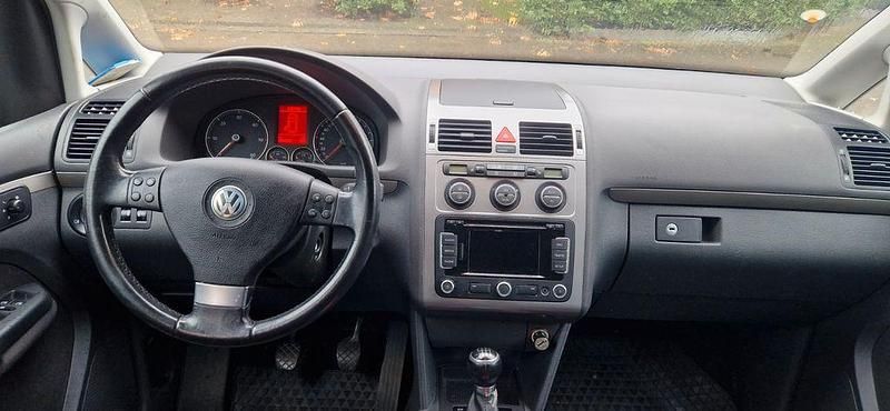 Grau Gebraucht 2009 VW Touran Freestyle Van / Kleinbus | 3.800 € (Fairer Preis) - Bild 1/4