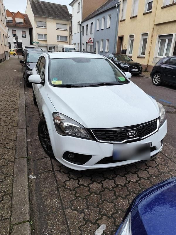 Gebraucht Kia Ceed 125 PS (91 kW) 2012 Weiß Kleinwagen