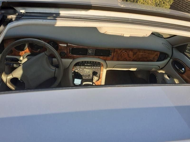 Second-hand Jaguar XJ8 237 CP (174 kW) 2000 Argintiu Berlinǎ