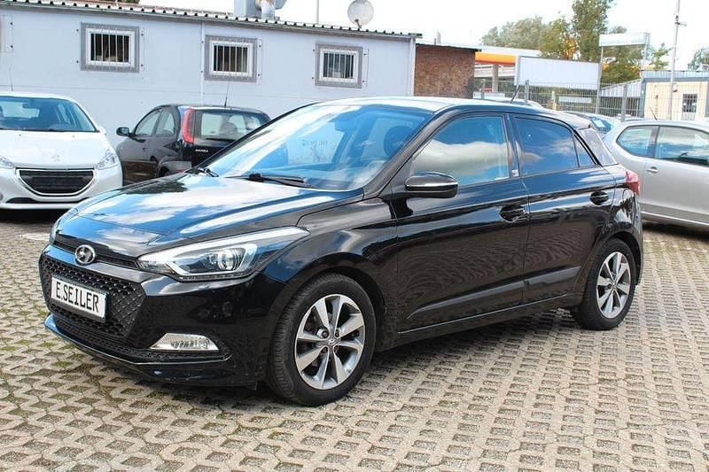 Schwarz Gebraucht 2016 Hyundai i20 Edition Limousine | 6.500 € (Guter Preis) - Bild 1/4