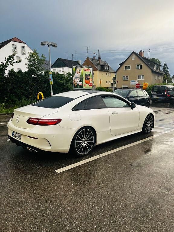 Weiß Gebraucht 2017 Mercedes E300 AMG line Coupé | 29.800 € (Fairer Preis) - Bild 1/4