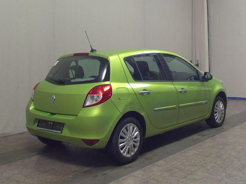 Gebraucht Renault Clio II Dynamique 75 PS (55 kW) 2010 Apfelgrün Limousine