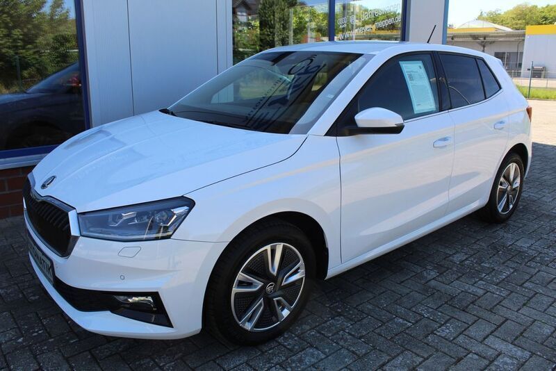 Moon weiß perleffekt (metallic) Gebraucht 2023 Skoda Fabia Style Limousine | 21.790 € (Fairer Preis) - Bild 1/4