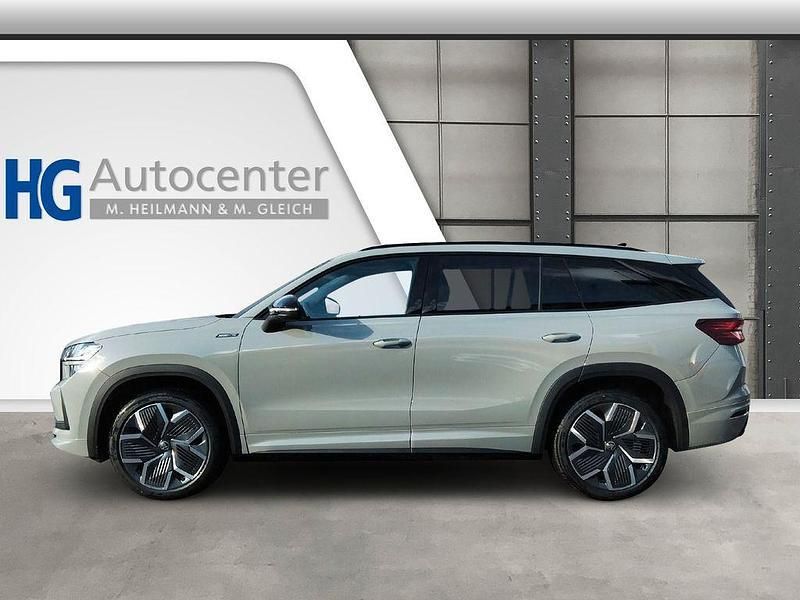 Grau Neu 2025 Skoda Kodiaq SportLine SUV | 53.990 € (Etwas zu teuer) - Bild 1/4