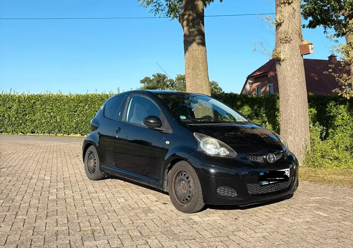 Gebraucht Toyota Aygo 68 PS (50 kW) 2011 Schwarz Kleinwagen