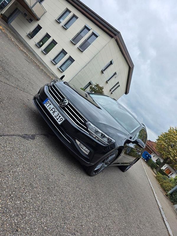 Schwarz Gebraucht 2022 VW Passat Business Limousine | 22.999 € (Superpreis) - Bild 1/4