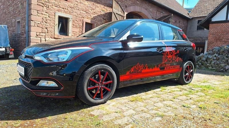 Gebraucht Hyundai i20 75 PS (55 kW) 2017 Schwarz Limousine