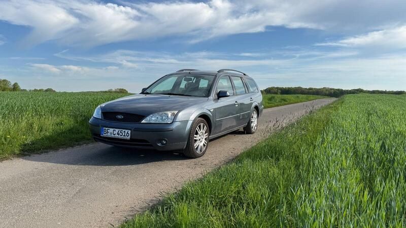 Grau Gebraucht 2002 Ford Mondeo Ghia Kombi | 1.390 € (Fairer Preis) - Bild 1/4