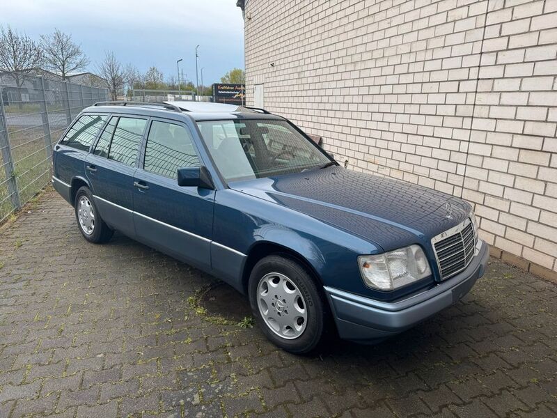 Blau Gebraucht 1994 Mercedes E220 Limousine | 38.950 € - Bild 1/4