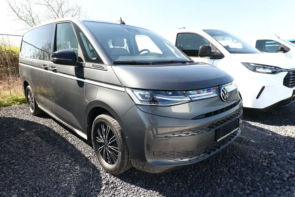 Neu VW Multivan Style 245 PS (180 kW) 2025 Grau metallic Van / Kleinbus