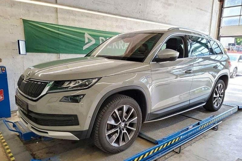 Grau Gebraucht 2021 Skoda Kodiaq Scout 4x4 SUV | 31.900 € (Guter Preis) - Bild 1/4