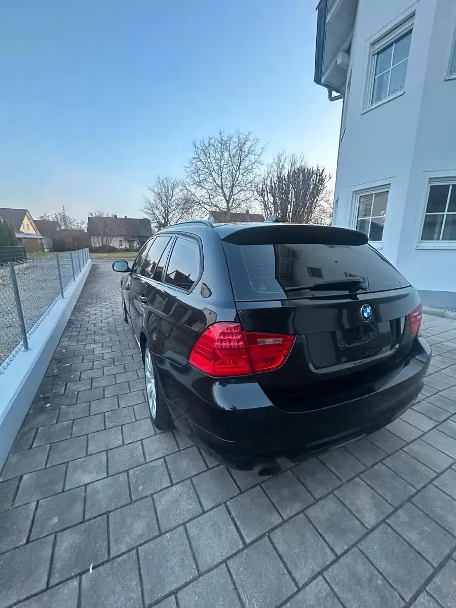 Gebraucht BMW 320 143 PS (105 kW) 2010 Schwarz Kombi