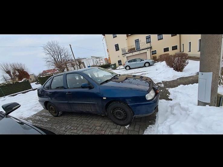 Blau Gebraucht 2000 VW Polo Limousine | 400 € (Superpreis) - Bild 1/4