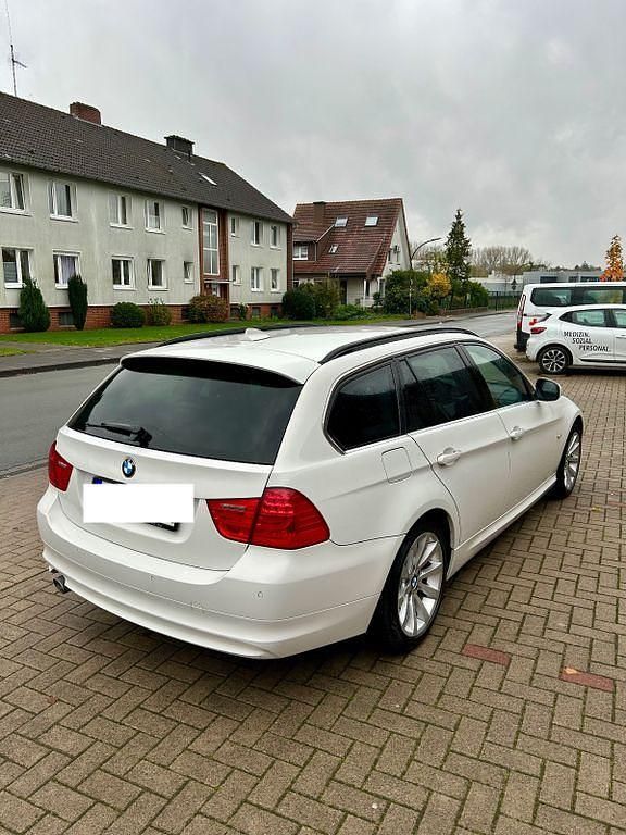 Gebraucht BMW 320 Sport Line 184 PS (135 kW) 2011 Weiß Kombi