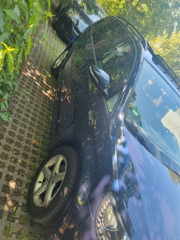 Blau Gebraucht 2013 VW Touran Van / Kleinbus | 8.000 € (Guter Preis) - Bild 1/2