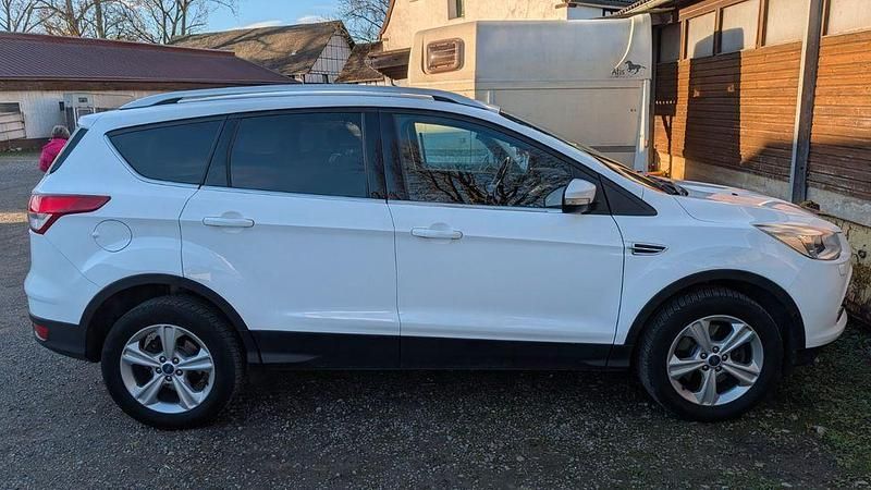 Gebraucht Ford Kuga Individual 150 PS (110 kW) 2016 Weiß SUV