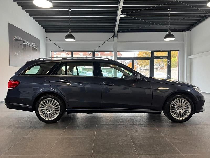 Gebraucht Mercedes E250 Elegance 204 PS (150 kW) 2013 Blau Kombi