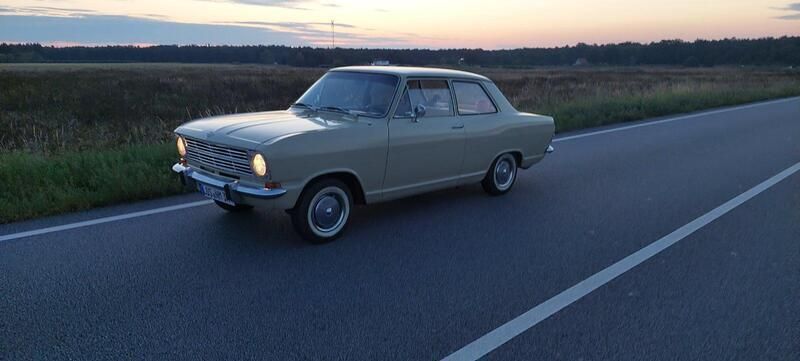 Weiß Gebraucht 1970 Opel Kadett Limousine | 9.900 € - Bild 1/4