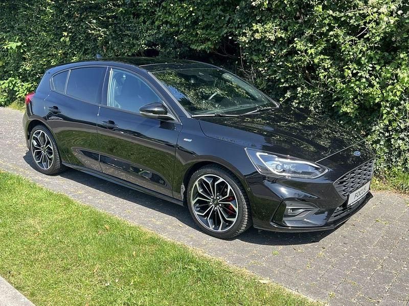 Schwarz Gebraucht 2019 Ford Focus ST-Line Limousine | 23.650 € - Bild 1/4