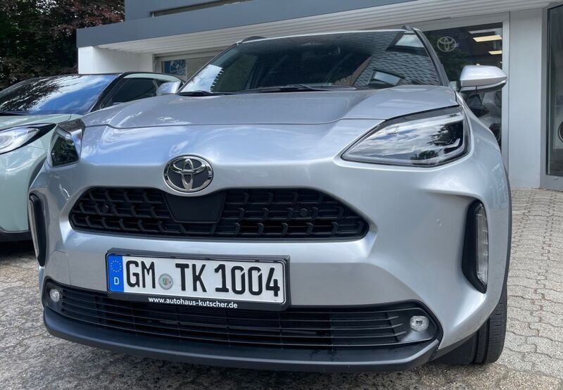 Silber Gebraucht 2024 Toyota Yaris Cross Team SUV | 28.490 € (Fairer Preis) - Bild 1/4