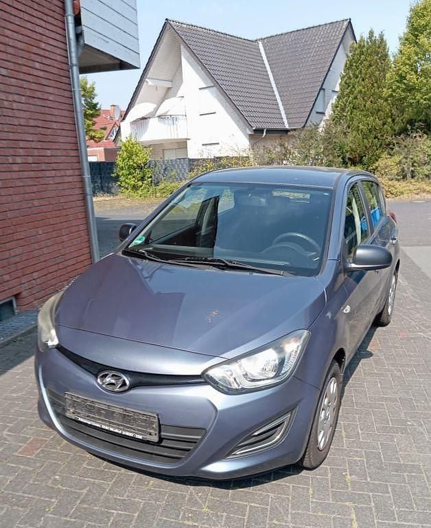 Blau Gebraucht 2013 Hyundai i20 Trend Limousine | 5.490 € (Guter Preis) - Bild 1/4