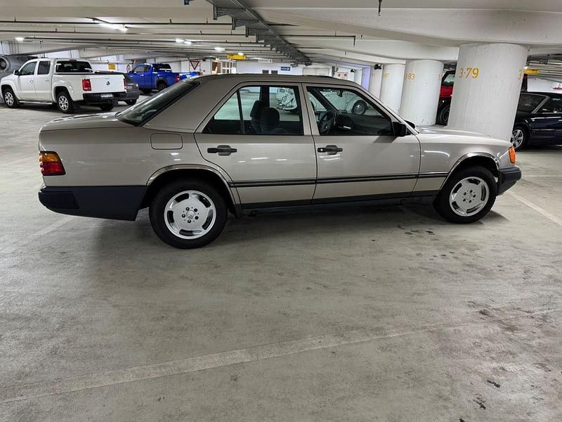 Gebraucht Mercedes E230 132 PS (97 kW) 1986 Beige Limousine