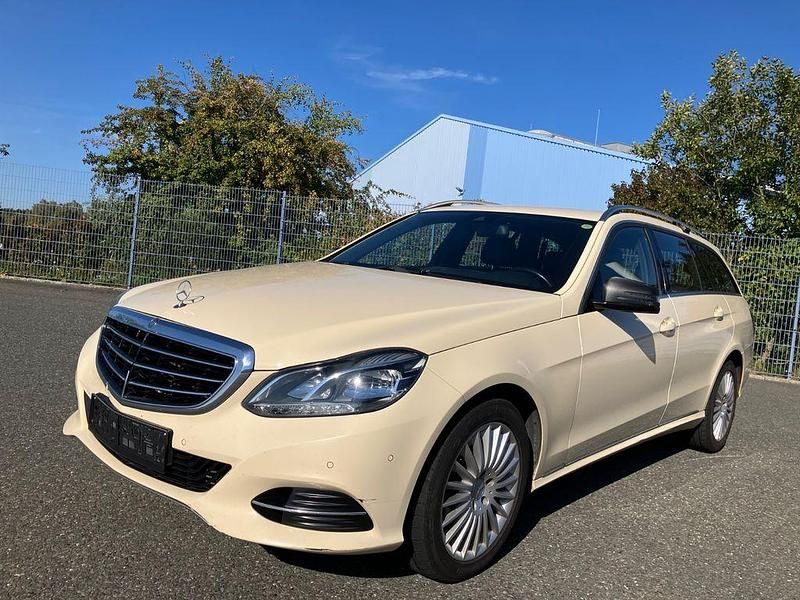 Weiß Gebraucht 2014 Mercedes E200 Limousine | 4.999 € - Bild 1/4