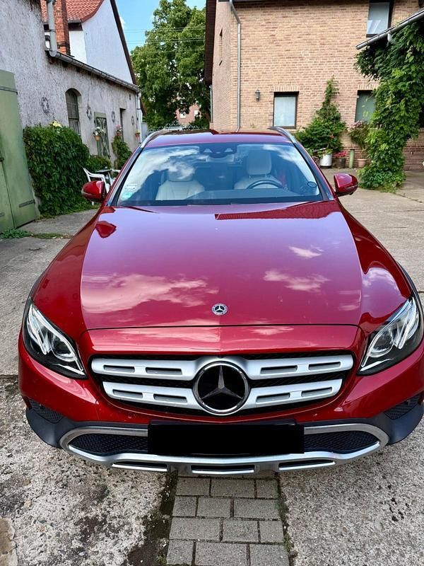 Rot Gebraucht 2018 Mercedes E220 All-Terrain Kombi | 28.000 € - Bild 1/4