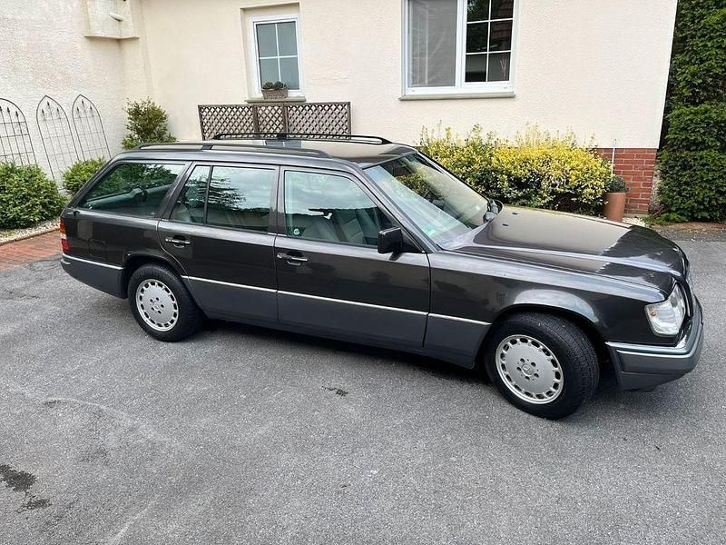 Second-hand Mercedes E320 220 CP (161 kW) 1994 Negru Break