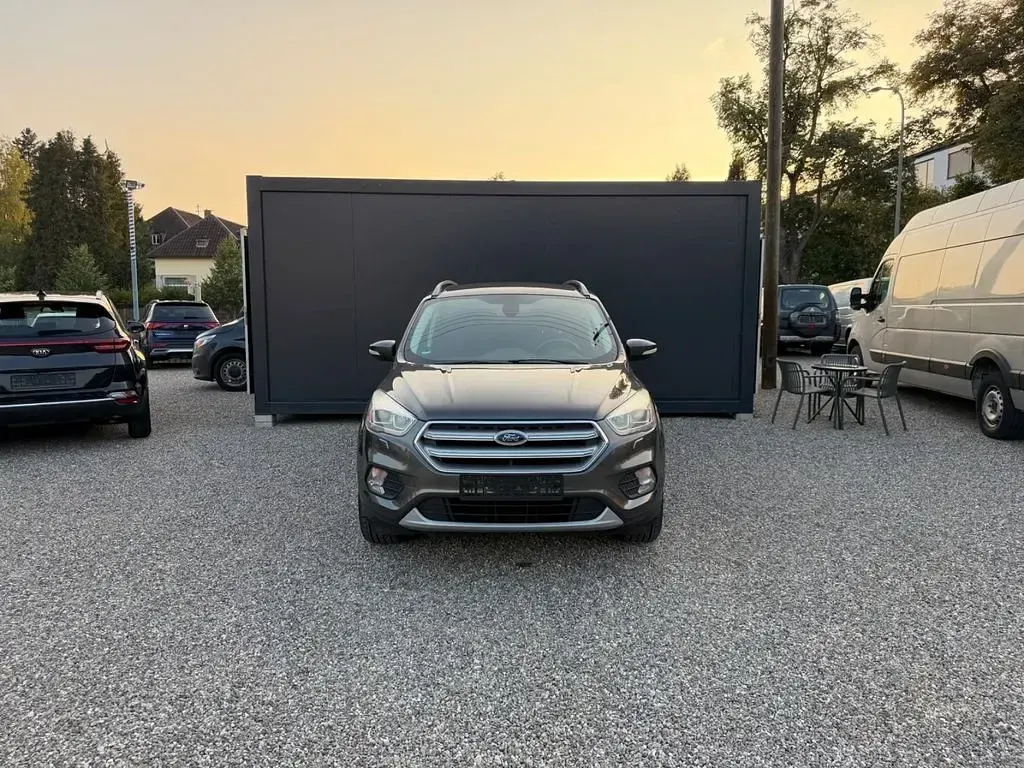 Gebraucht Ford Kuga Trend 150 PS (110 kW) 2017 Grau SUV