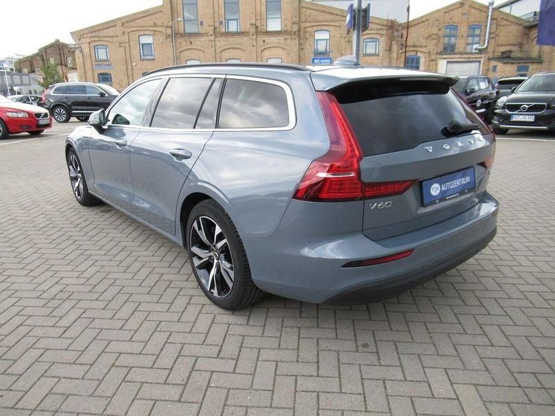 Gebraucht Volvo V60 Core 163 PS (119 kW) 2024 Thunder grey Kombi