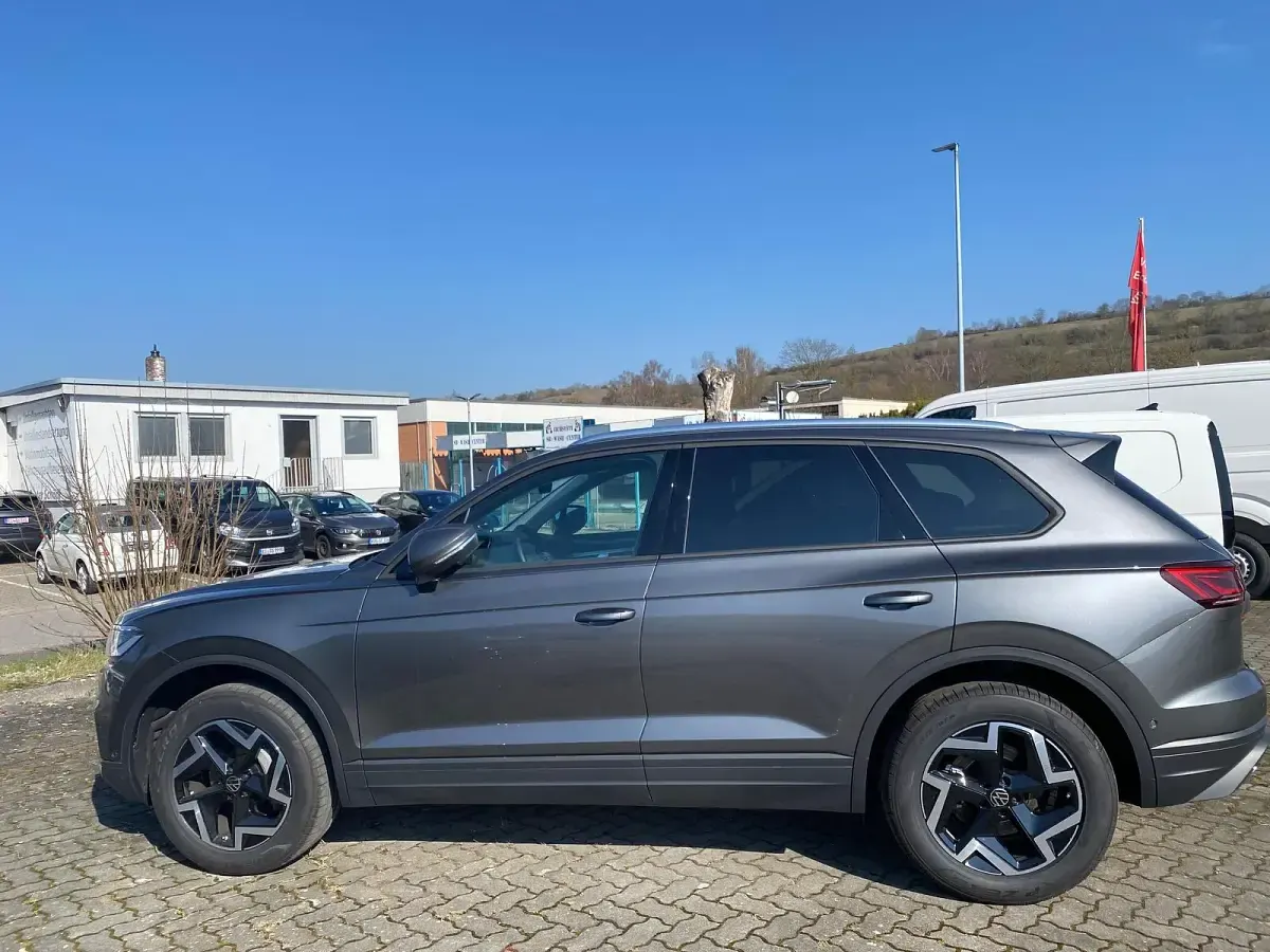 Neu VW Touareg 231 PS (169 kW) 2025 Siliziumgrau metallic SUV