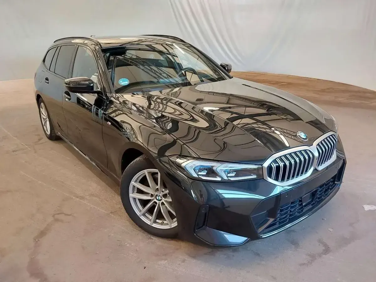 Gebraucht BMW 320 M Sport 190 PS (139 kW) 2024 Black sapphire metallic Kombi