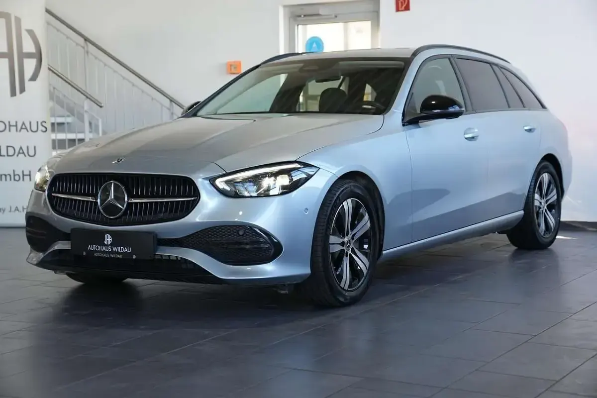 Gebraucht Mercedes C200 Night 163 PS (119 kW) 2023 Hightechsilber Kombi