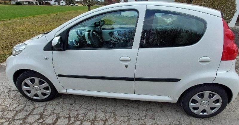 Gebraucht Peugeot 107 Urban Move 68 PS (50 kW) 2011 Weiß Kleinwagen