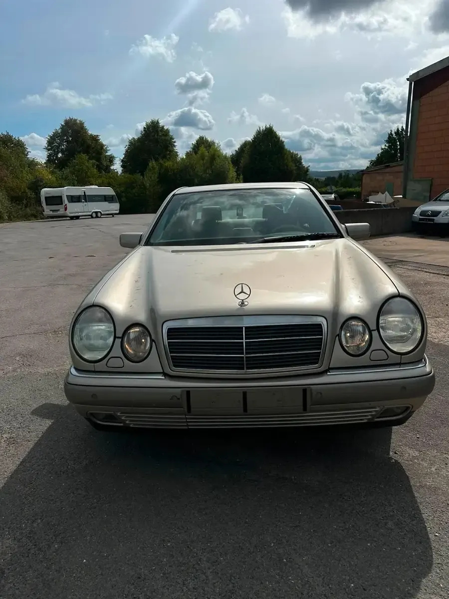 Gebraucht Mercedes E240 170 PS (125 kW) 1998 Beige Limousine